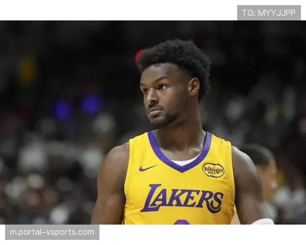 湖人中场表演掀热潮 球员提前热身展现备战决心